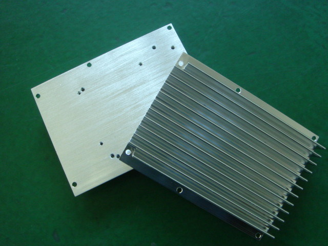 Snelle Prototypecnc Precisie die Aluminiumuitdrijving Heatsink met Omzettingsdeklaag machinaal bewerken