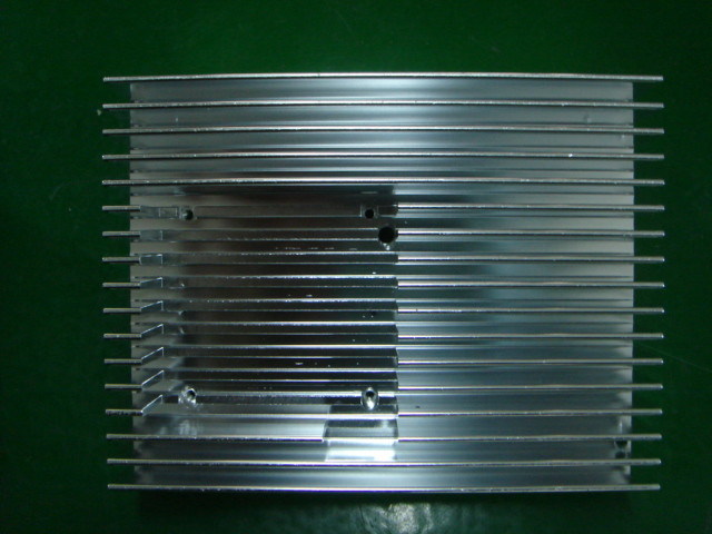 L-vorm CNC Precisie die, de Snelle Legering van het Prototypealuminium Uitgedreven Heatsink machinaal bewerken