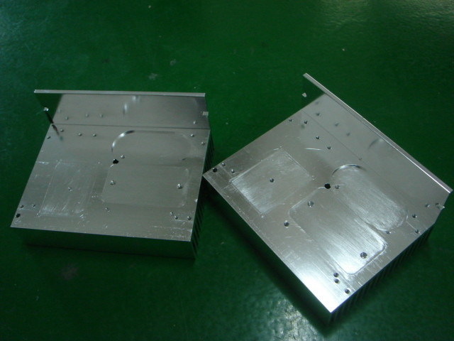 L-vorm CNC Precisie die, de Snelle Legering van het Prototypealuminium Uitgedreven Heatsink machinaal bewerken