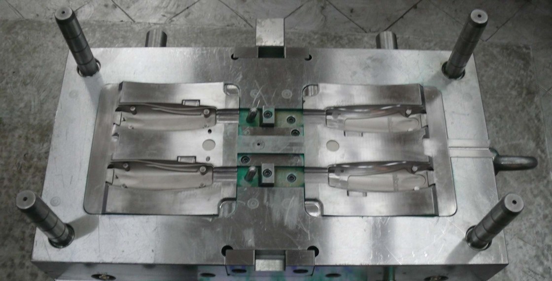 2 de Injectie van schotenovermold het Vormen, Tweekleurig Plastic Rotatieafgietsel